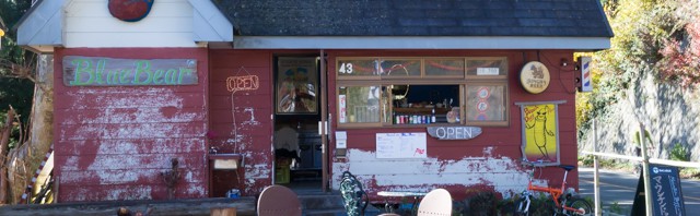 道志みちにあるホットドッグ屋「Blue Bear」でワンハンドドッグを食べてきました